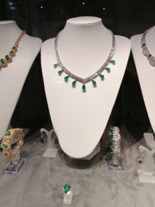Photo Diamond emerald necklace